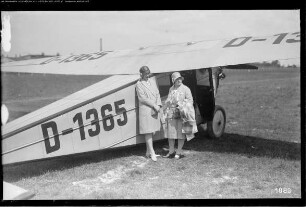 Fluggäste vor Flugzeug BFW M 18, D 1365