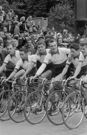 Radsportler auf einer Parade anlässlich des II. Deutschen Turn- und Sportfestes