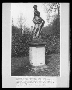Figurenrondell — Statue einer Tanzenden