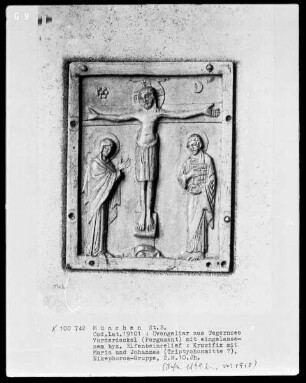 Evangeliar — Pergamenteinband mit einem byzantinischen Elfenbeinrelief — Kreuzigungsgruppe