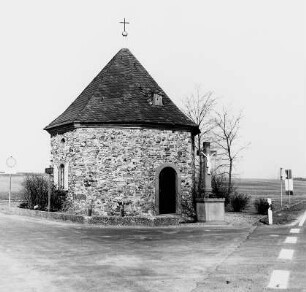 Kath. Marienkapelle und Wegekreuz; Ober-Mörlen, Kapelle