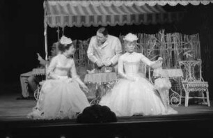 Szenenbilder aus "Um Lucretia" von J. Giraudoux. it K. Braun u. a. Schloßpark-Theater Berlin, Erstaufführung 21.04.1955