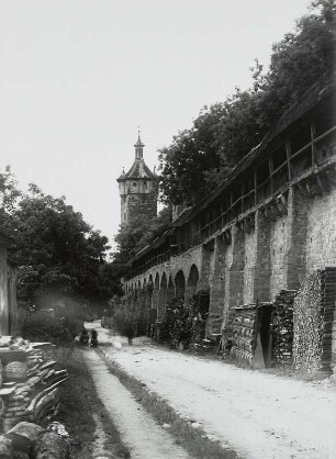 An der Stadtmauer und dem Weißenturm in Rothenburg : Rothenburg ob der Tauber. Klingentor. Feldseite mit überdachtem Wehrgang
