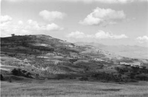 Kulturlandschaft nahe der Stadt Gamo (Äthiopienreise 1937/1938 - 3. Fahrt: von Addis Abeba nach Mogadischu und zurück)