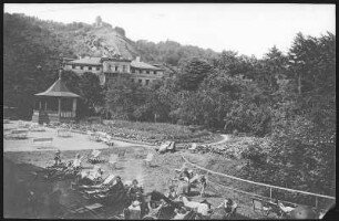 Bad Sulza. Kurplatz am Gradierwerk mit Sonnenburg