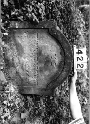Grabstein 422 (Index: 99803683) Material: Sandstein Zustand: eingesunk(befestigt)/völl. Textverl. Maße HxBxT: 60x61x8 cm Beschreibung: Stele mit Karniesbogen, profiliert. Rand: Grabstein 422