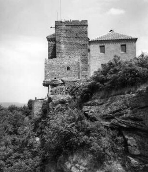 Annweiler am Trifels. Reichsburg Trifels (vor 1081). Kapellenturm und sog. Wachthaus von Süden