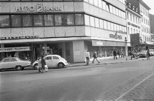 Eröffnung der Karlsruher Filiale der Bayerischen Hypo-Bank in der Waldstraße 67 Ecke Karlstraße