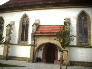 Langhaus (Spätgotischer Neubau 1499-1519) über Traufseite Süd mit Maßwerkfenstern und Strebepfeilern sowie Portal mit Eingangshalle und Baldachin