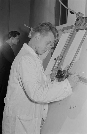 Heinz Jagelmann beim Konstruktionszeichnen in der Leipziger Fachschule für Gießereitechnik