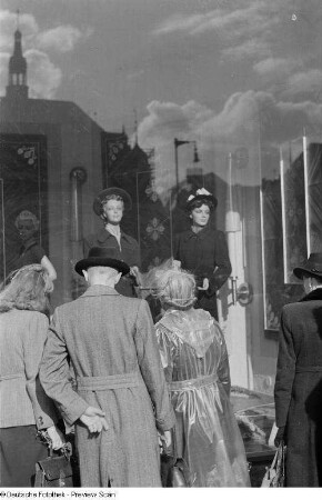 Passanten vor einem Schaufenster