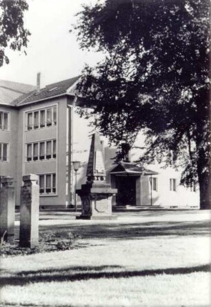 Grünanlage am "Haus im Weinberg ", ehemaliger Weinbergfriedhof. Detmold. Paulinenstraße