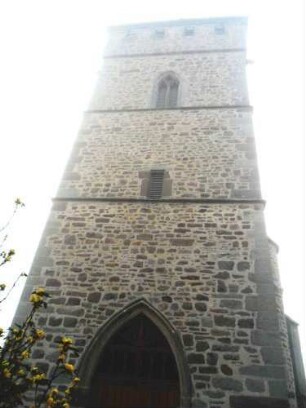 Dagobertshausen-Evangelische Kirche - Kirchturm (gotische Gründung 15 Jhd) von Westen über Kirchhof in Übersicht