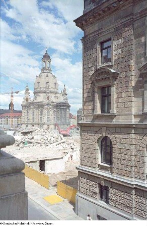 Frauenkirche : Abriß des Erweiterungsbaus des Polizeigebäudes (erb. 1976-1979; G. Fischer, M. Fasold). Blick aus dem 2. Obergeschoß des Stadtmuseums über die Landhausstraße und die Baustelle gegen die Frauenkirche, rechts Gebäudeecke des Altbaus (erbaut 1895-1900; J. Temper)