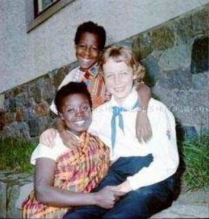 Mädchen aus Guinea zu Gast in der Pionierrepublik "Wilhelm Pieck" in Altenhof am Werbellinsee
