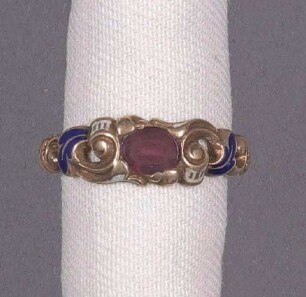 Goldener Rokoko-Fingerring mit flachem Almandin