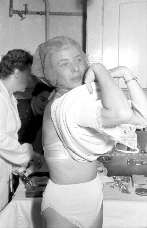 Freudenstadt: Mannequin mit Haarschutz beim Ausziehen