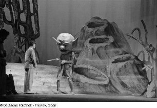 Szene des Theaterstücks "Peterchens Mondfahrt" im Theater der Jungen Welt