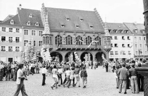 Freiburg: Münsterplatz, aufgebaute Luftballone vor dem Kaufhaus