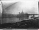 Notbrücke (Alte Brücke) bei Maintiefstand, vorn Gleise der Hafenbahn an der Fischerfeldwerft