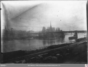 Notbrücke (Alte Brücke) bei Maintiefstand, vorn Gleise der Hafenbahn an der Fischerfeldwerft