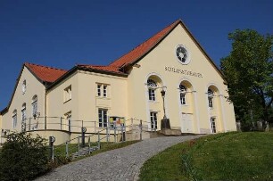 Schlosstheater Ballenstedt : Die Kleinstadt am nördlichen Harzrand war einst Residenzstadt und Stammsitz des Adelsgeschlechtes der Askanier. Bild: Frontalansicht des historischen Schlosstheaters. Aufgenommen in Ballenstedt im Mai 2008