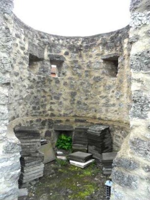 St Michael-Rundturm im Südosten über Kirchhof mit Schießscharten in zwei Ebenen