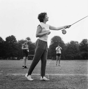 Helga Wischer-Rudolph beim Sportangeltraining auf einem Fußballplatz