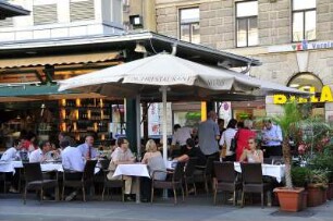 Wien - Naschmarkt : Überall am Wiener Naschmarkt befinden sich kleine Gaststätten, 2008