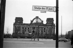Berlin: Reichstagsgebäude; Vordergrund Straßenschild "17. Juni"