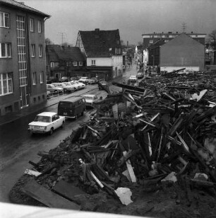Hagenstraße: Abriss von Häusern für Neubau der Kreissparkasse Stormarn: Blick von Rathaus: vorn rechts Bauschutthaufen: links parkende Pkws und Altbau der Kreissparkasse: dahinter Wohn- und Geschäftshäuser