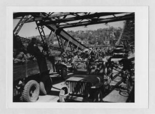 Szene aus dem Dokumentarfilm "Die Befreiung Dresdens": Angehörige der sowjetischen Armee auf der Loschwitzer Brücke ("Blaues Wunder")