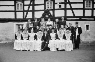 Sorbische Hochzeit, Gruppenbild der Hochzeitsgesellschaft vor einem Fachwerkhaus