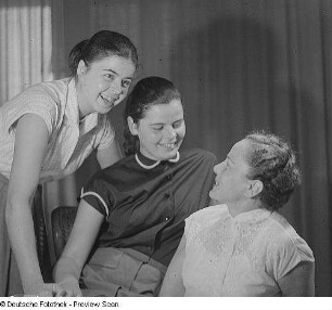 Gruppenporträt von drei Damen