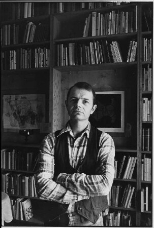 Der Schriftsteller Bernd Jentzsch in seiner Wohnung