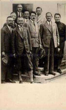 Adolf Hitler mit Parteigenossen