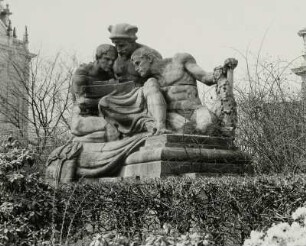 Hamburg-Neustadt, Sievekingplatz, Allegorie "Handel, Schiffahrt und Industrie" einer Brunnenanlage