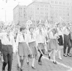 Junge Pioniere bei einer Parade durch die Innenstadt während des Festes der Freundschaft in Leipzig