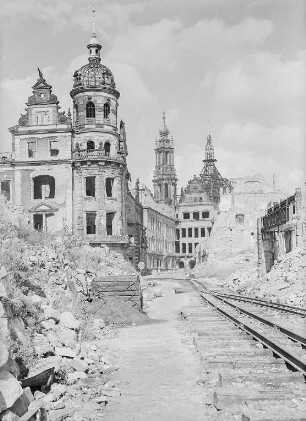 Dresden, Schloßstraße mit Trümmerbahn