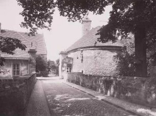Halle, Blick über eine Straße zum Torturm : Halle. Burg Giebichenstein (Museum und Hochschule für Kunst und Design) Ansicht über die Grabenbrücke gegen Bergfried und Torturm von Südosten