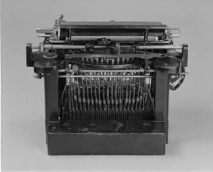 Typenhebelschreibmaschine "Remington" (Modell 5). Unteranschlag (nicht sofort sichtbare Schrift), Universaltastatur mit 42 Tasten, 36-mm-Farbband. Rückansicht
