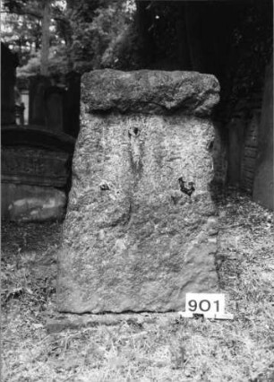Grabstein 901 (Index: 99630393) Material: Granit Zustand: Platte fehlt Maße HxBxT: 110x64x32 cm Beschreibung: grob stelenhaft behauener Stein, gerader Abschluß: Grabstein 901