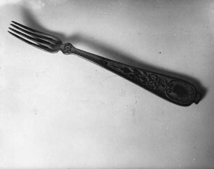 Bukarest: Museum Minovici, hölzerne geschnitzte Gabel