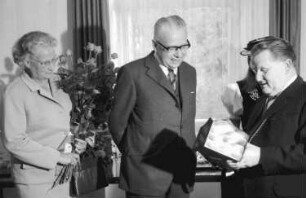 St. Blasien: Rathaus; Bürgermeister Gießler überreicht Blumen und Uhr