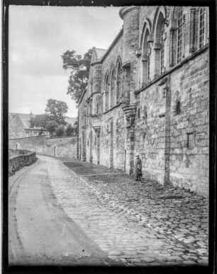 Bischofshof - Außenmauer an der Straße