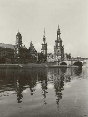 Dresden, Blick vom Neustädter Elbufer auf die Altstadt