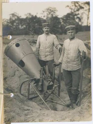 Foto von einer geräuschlosen Wurfmaschine des Rudolf Kehl für Granaten
