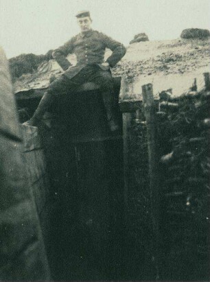 Soldat auf Dach vom Eingang des Unterstandes