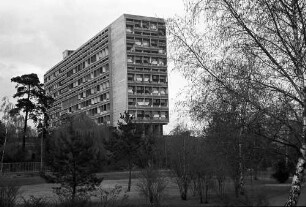 Berlin: Le Corbusier-Haus; Südwestansicht; Vordergrund Anlagen