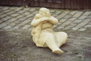 Sitzende Mutter mit Kind